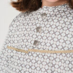 Detalle cuello blusón Coqueta - pasamanería dorada