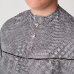 Detalle cuello blusón Rajoleta - botones plata y cordón
